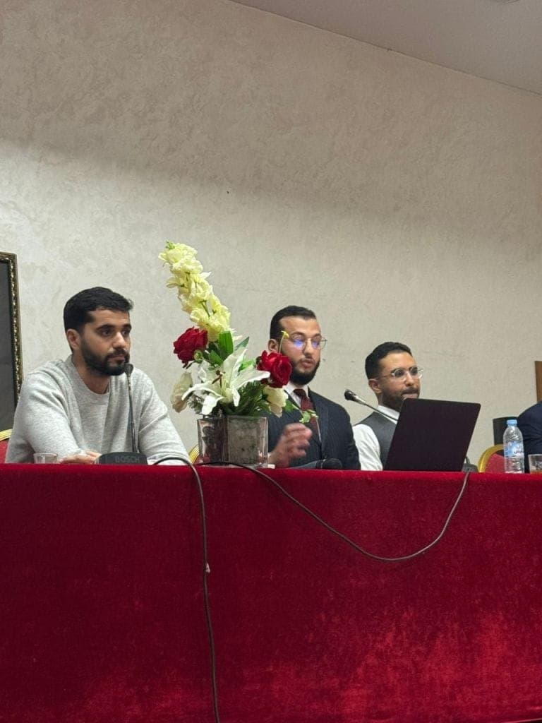 La tribune de la rencontre, à la Maison de l'Avocat de Casablanca.